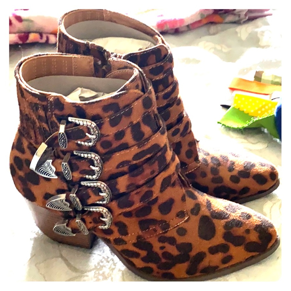 Brand new never worn leopard zip up boots
